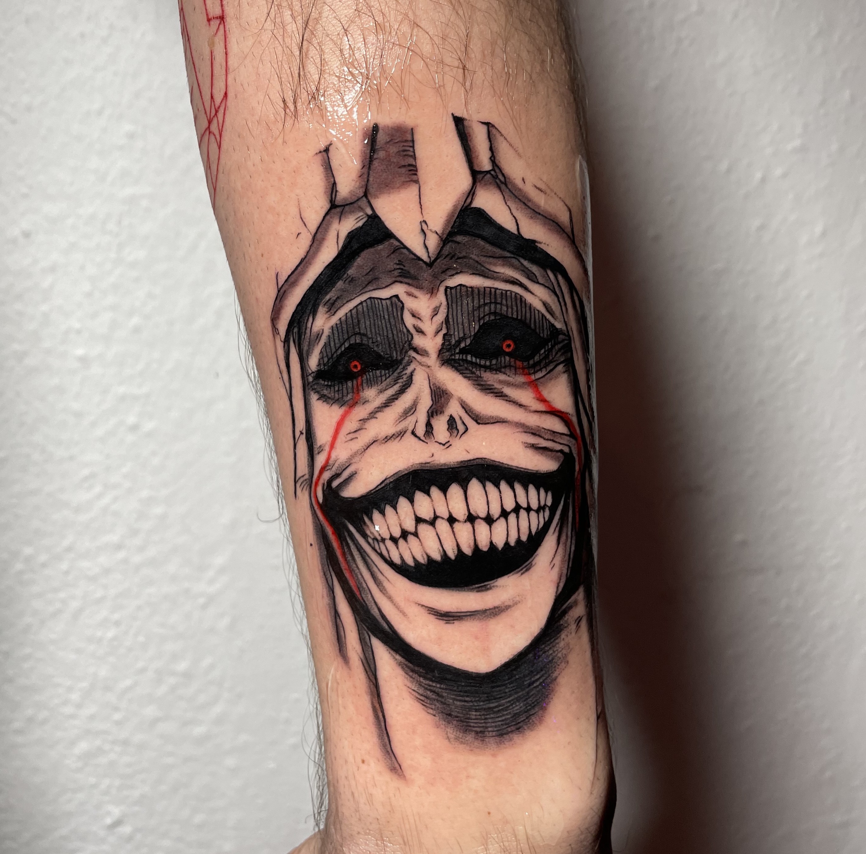 Az Isten mosolya művészi tetoválás