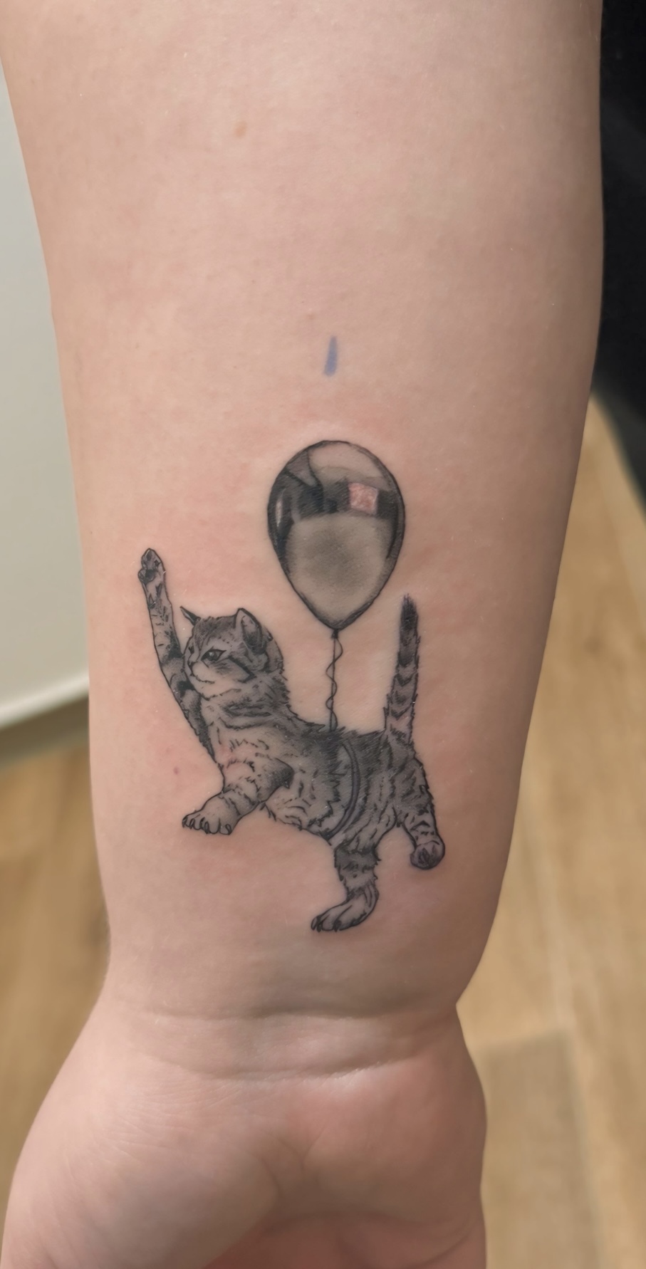 A végtelenbe és tovább feliratos tetoválás